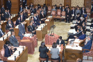 階議員が問いただす