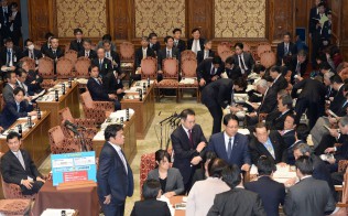 基本的な質問に政府が答えず、審議は中断した