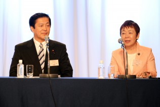 大会議長の坂本祐之輔衆院議員、相原久美子参院議員