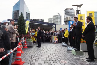 川口駅前でマイクを握る岡田代表