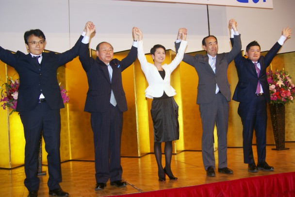 民進党栃木県連躍進のつどいで夏の参院選勝利を誓う福田昭夫県連会長、蓮舫代表代行、田野辺隆男さんら