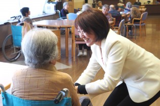 入所している皆さんと言葉を交わす池田さん