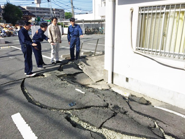 建物周囲の地盤に生じた亀裂や陥没