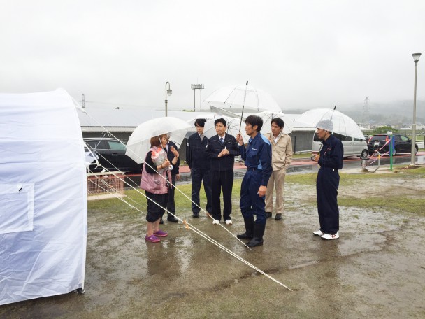 ペット同伴や単身女性用のプライバシーに配慮した益城町総合体育館の個室テントも用意された。