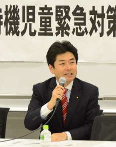 司会の山井国対委員長代理