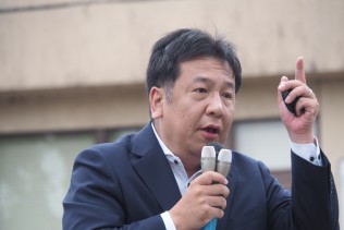 演説する枝野幹事長