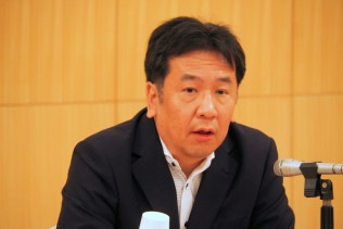 福井市内で記者団の質問に答える枝野幹事長