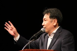 総決起大会であいさつする枝野幹事長