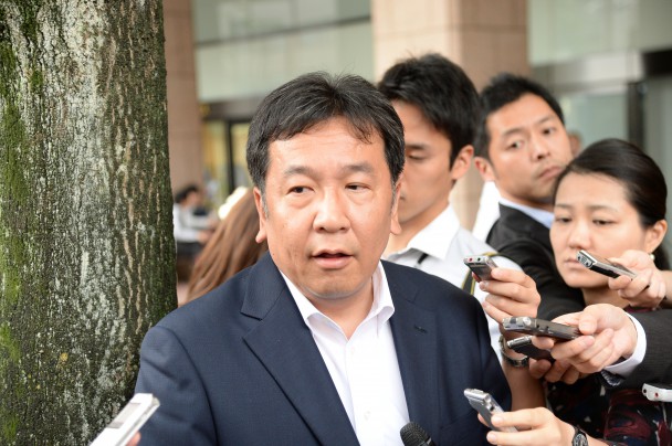 記者の質問に答える枝野幹事長