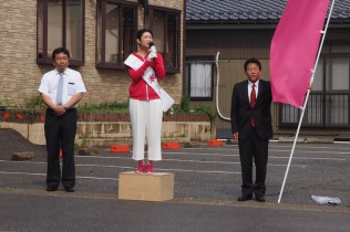 内難町での街頭演説会で「地方でささやかな暮らしをを営んでいる人のための政治の実現を」と訴えるしばた候補予定者（写真中央）