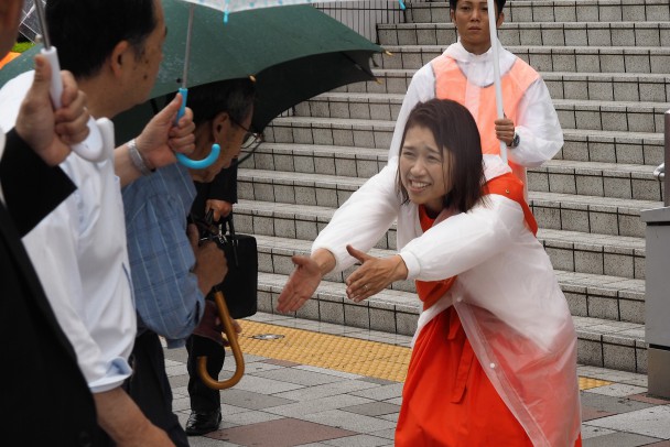 相手と同じ目線で握手を