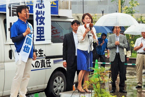 山尾政調会長と足立候補（左）