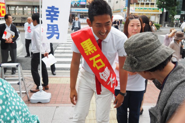 若い新人らしく多くの人と積極的触れ合う