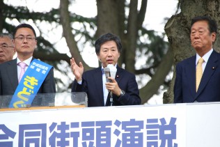 街頭演説する安住国対委員長