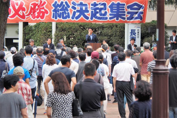 会場となった公園に続々と集まる人々