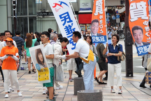 スタッフ、ボランティアの皆さんとともに歩行遊説で支援を呼びかける