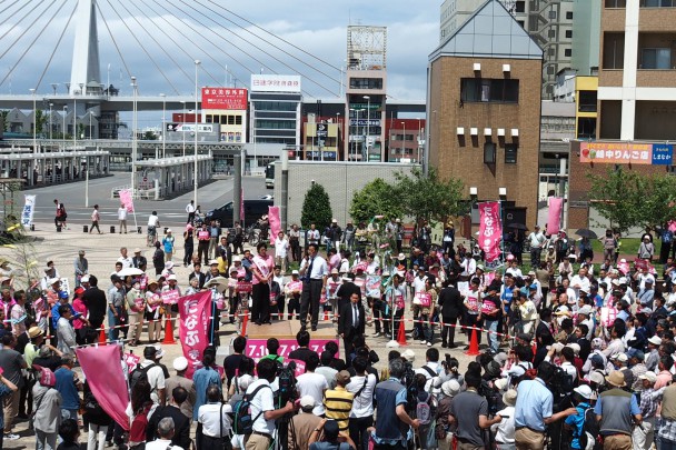 青森駅前に約４００人が集結