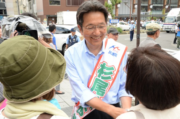 多くの方々と一人残らず握手する杉尾候補