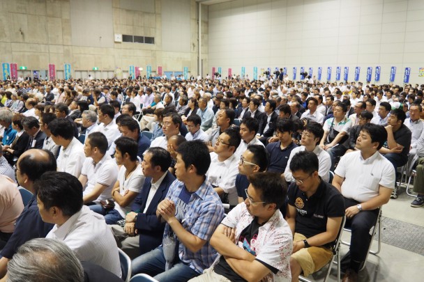 雨の中約１５００人が集まり、舟山候補、安住国対委員長の訴えに耳を傾けた。