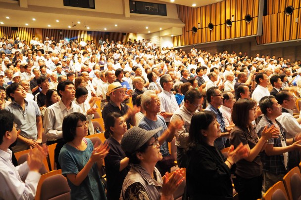 会場を埋め尽くした聴衆からも「そう頑張れ！」の声が続いた