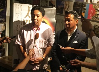 映画鑑賞後に記者団の質問に答える枝野幹事長と福山幹事長代理