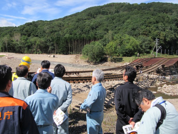 新得町のＪＲ橋りょうが崩落した現場を視察