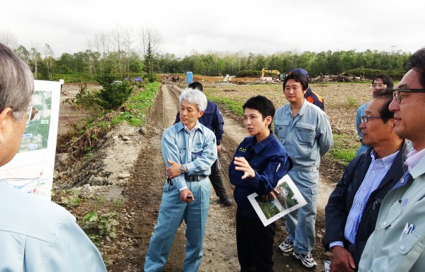 帯広市清川町では増水した河川の水が流れ込み大豆畑一面に泥が押し寄せ耕作不能となっている農地の浸水被害状況を確認