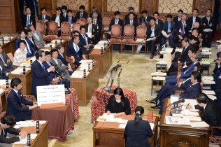 江田代表代行が厳しく質問