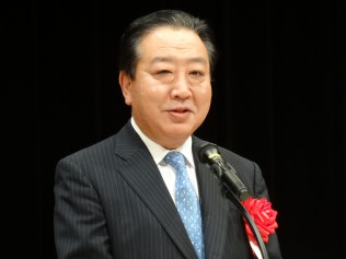 あいさつをする野田幹事長