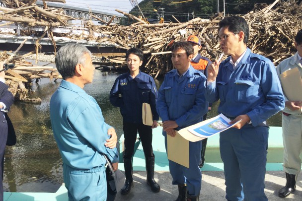 大量の流木が残る下安家サケ孵化場にて。右から階衆院議員、畑元衆院議員、蓮舫代表