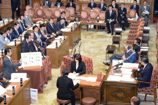 安倍総理に質問する大串政調会長