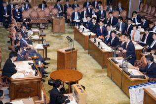 予算委員会で質問する礒崎議員