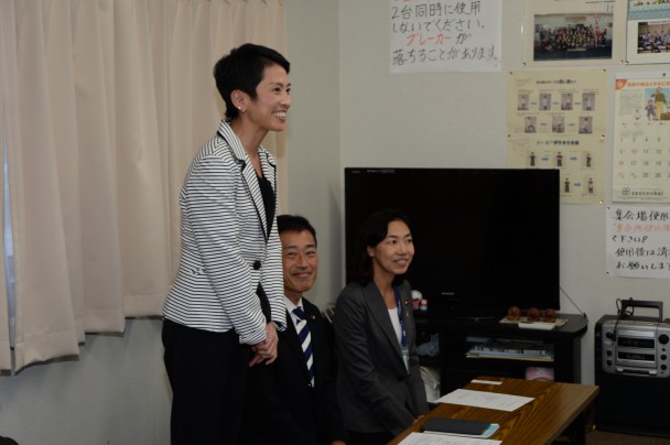 作町応急仮設住宅で被災者にあいさつする蓮舫代表