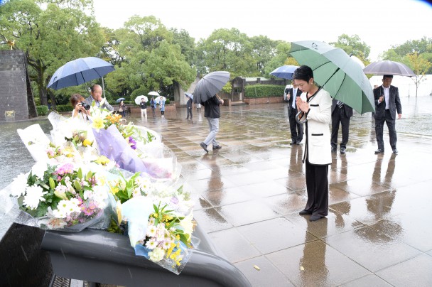 平和公園で献花を行う蓮舫代表