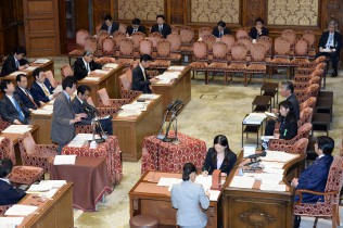 篠原議員が参考人質疑を行う