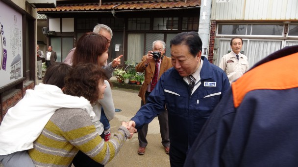 白壁土蔵群で被災住民を激励する野田幹事長