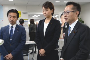 記者団に質問に応える古川議員、伊藤議員、初鹿議員（写真右から）