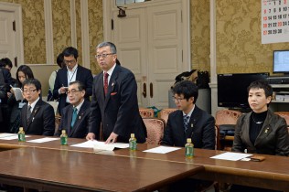 要望を説明する根室市議会特別委員会の永洞均委員長