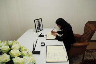 International Department Director-General Makiyama signs the book of condolences.