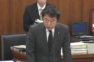 付帯決議案を提案する足立信也議員