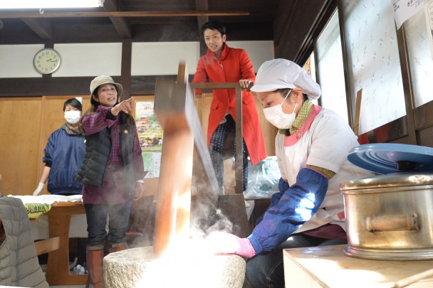 足踏み式の「台唐（だいがら）」餅つきを初体験