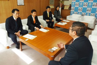 宮古市の山本市長と意見交換する岡田本部長ら