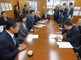 橘復興副大臣と意見交換する細野本部長ら