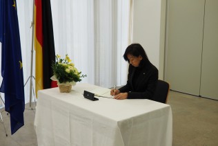 International Dept. Director-General Makiyama signs the book of condolence.