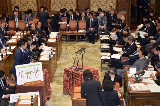 民進党の対案の審議から逃げる安倍総理を追及する井坂議員