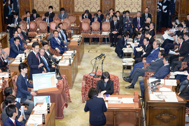 安倍総理らに組織犯罪処罰法改正案について質問する階猛議員