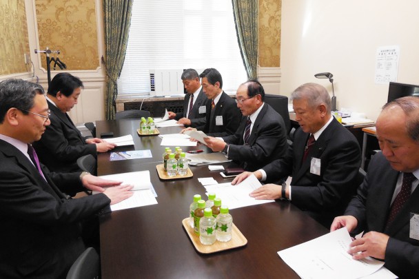 意見交換する野田幹事長と「議員の会」メンバーら