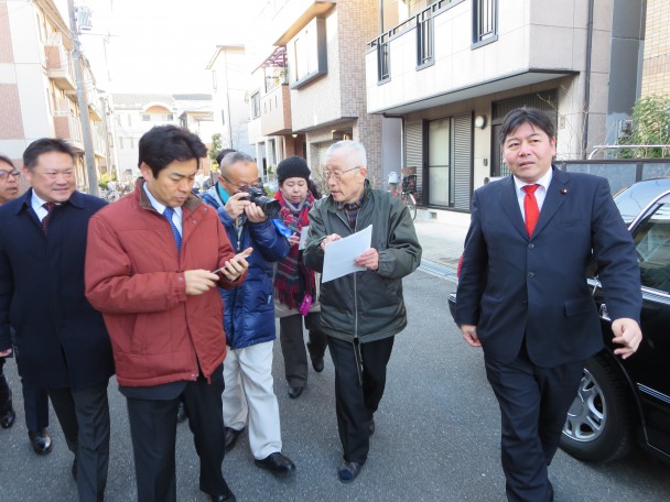 地区の自治会長から話を聞く