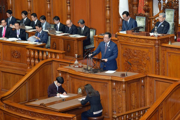 所得税法等改正案の質疑を行う古賀之士議員