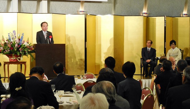 「輿石東氏の受賞を祝う会」で野田幹事長の 祝辞を受ける輿石東氏と妻の淑江さん